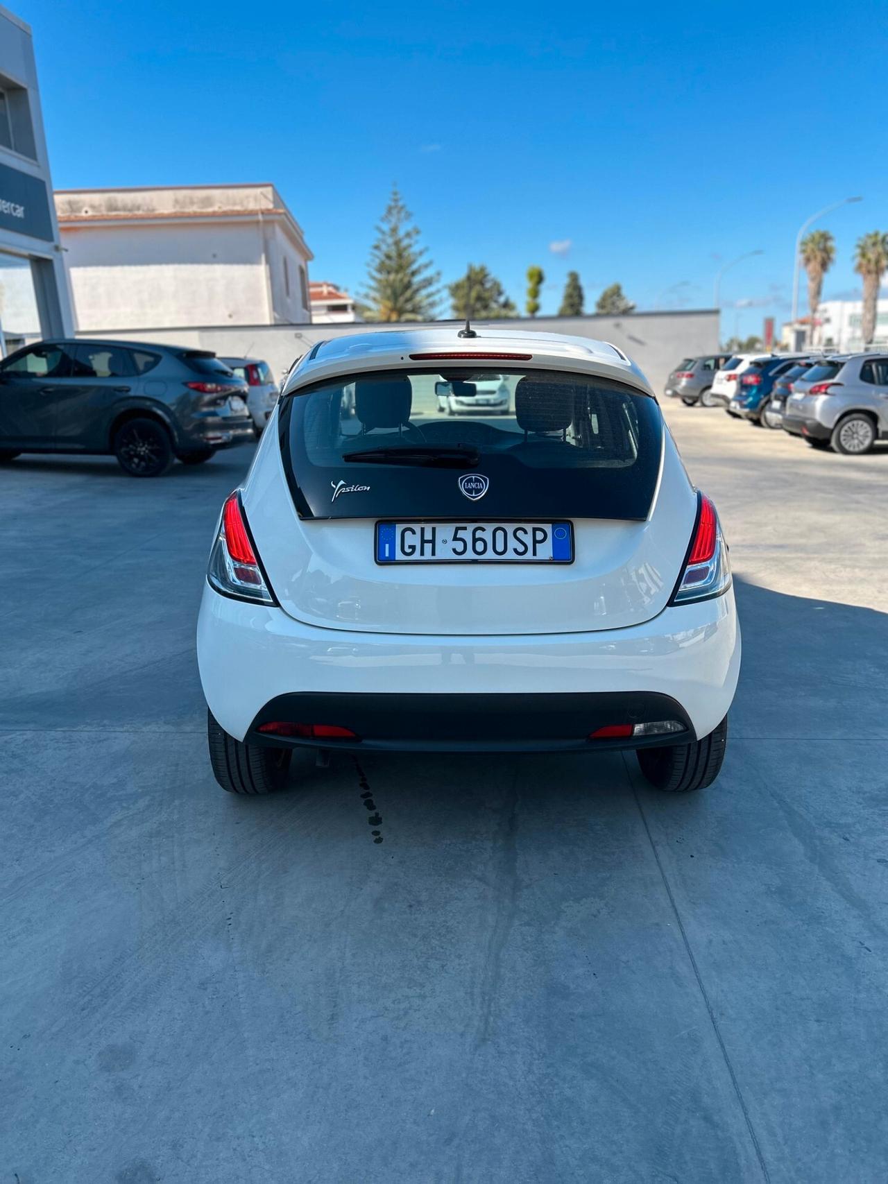 Lancia Ypsilon 1.0 FireFly 5 porte S&S Hybrid Ecochic Silver