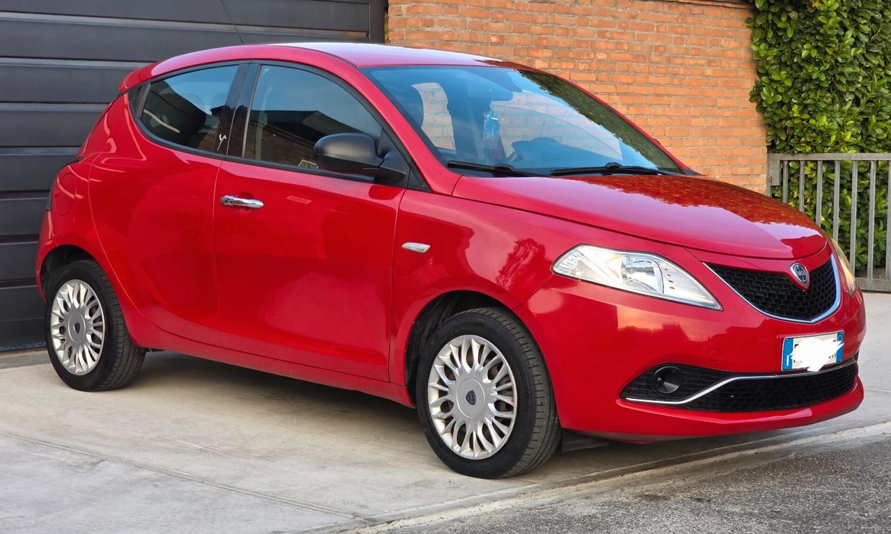 Lancia Ypsilon Platinum benzină 1.2 neopatentati euro6b