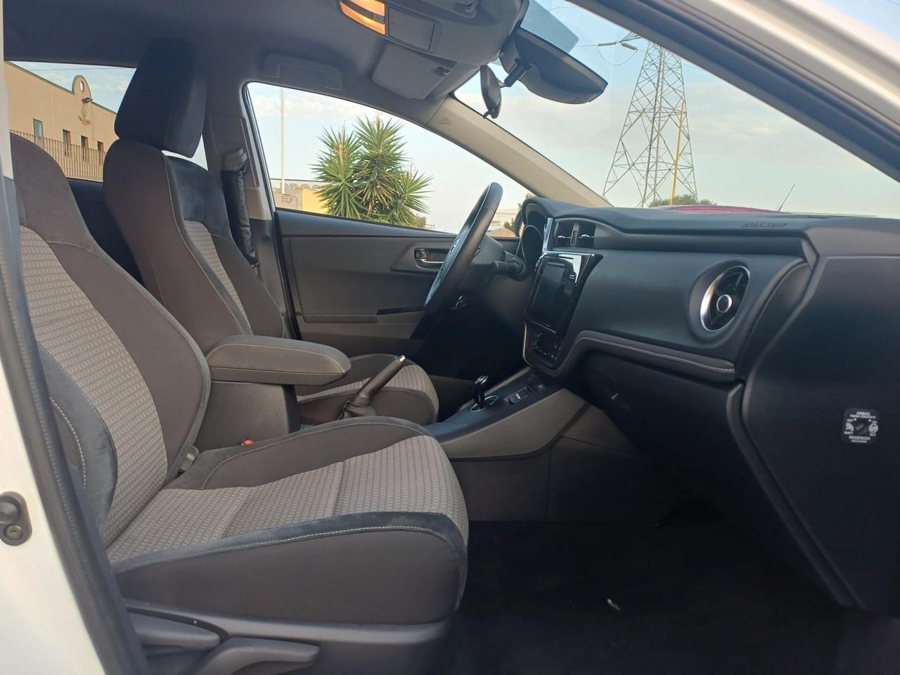 Toyota Auris 1.8 Hybrid Lounge *45.700 km
