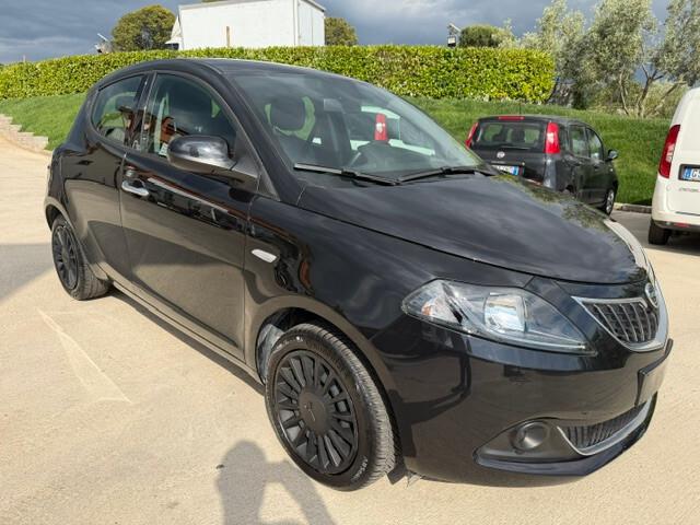 Lancia Ypsilon 1.0 FireFly 5 porte S&S Hybrid Silver