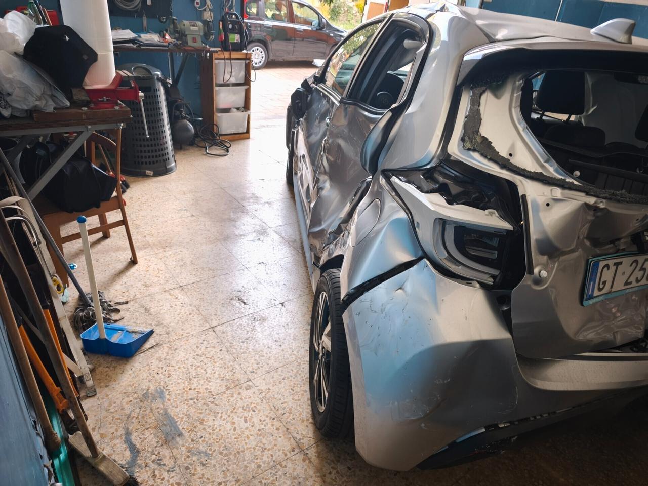 Toyota Yaris 1.5 Hybrid 5 porte Trend INCIDENTATA