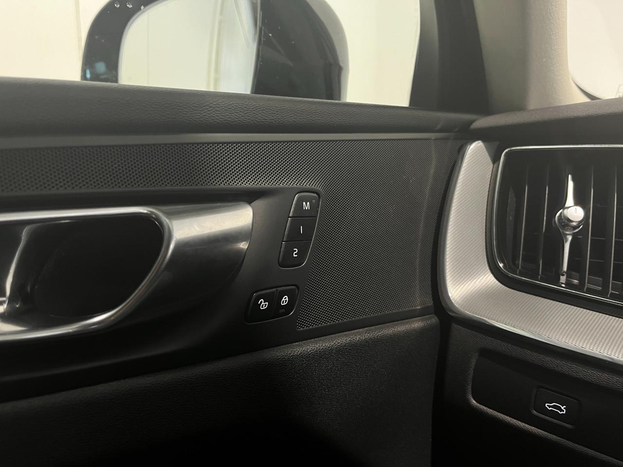 VOLVO XC60 B4 D PLUS DARK AWD AUTO