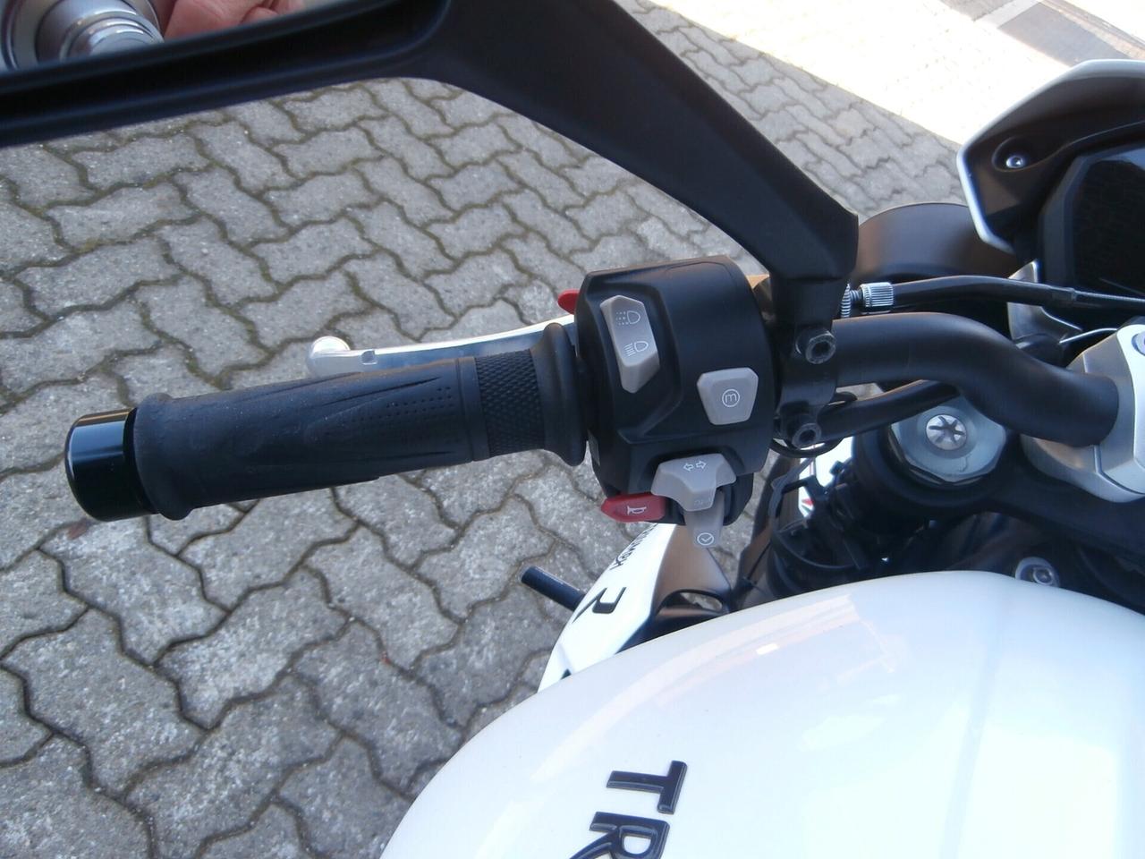 Triumph Street Triple 765 R del 2018 passaggio incluso-tagliando e garanzia