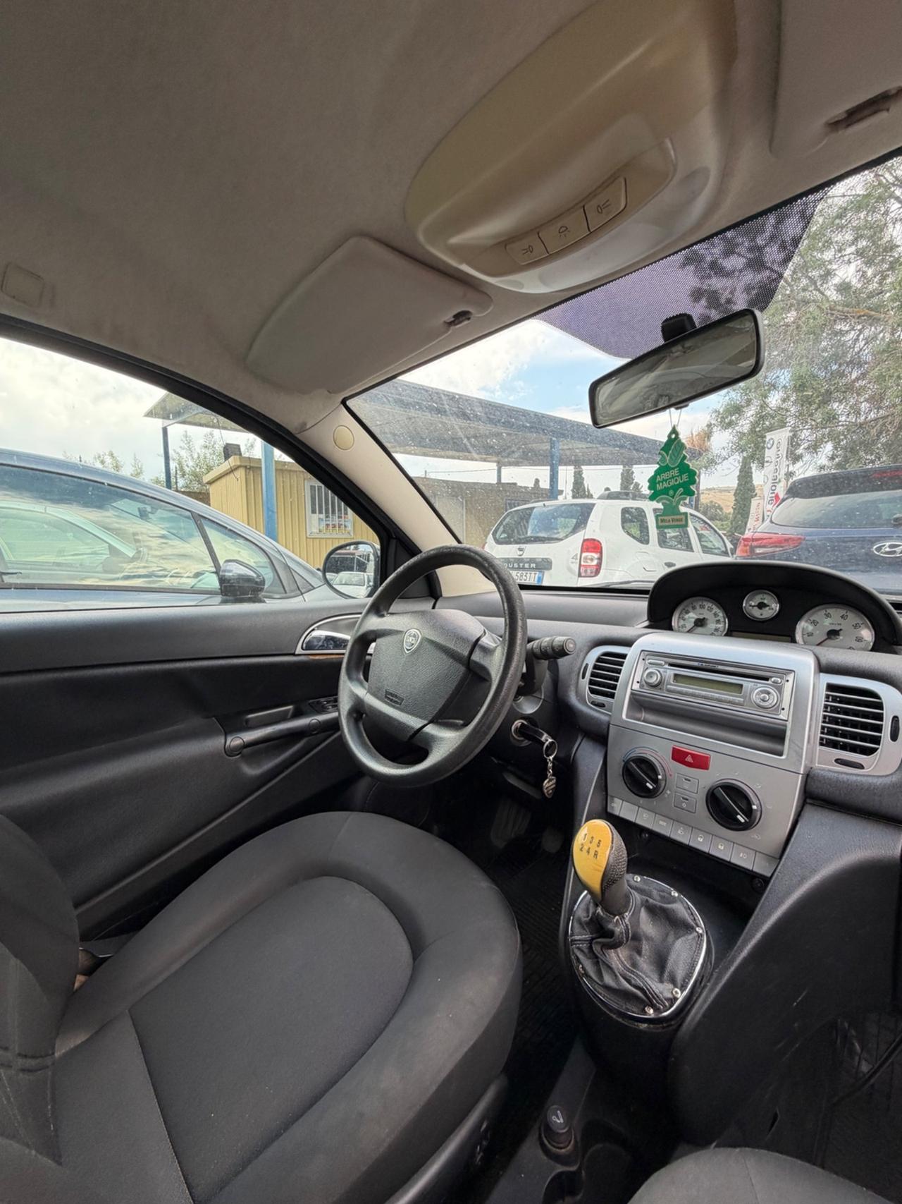 Lancia Ypsilon 1.3 MJT 75 CV Unyca