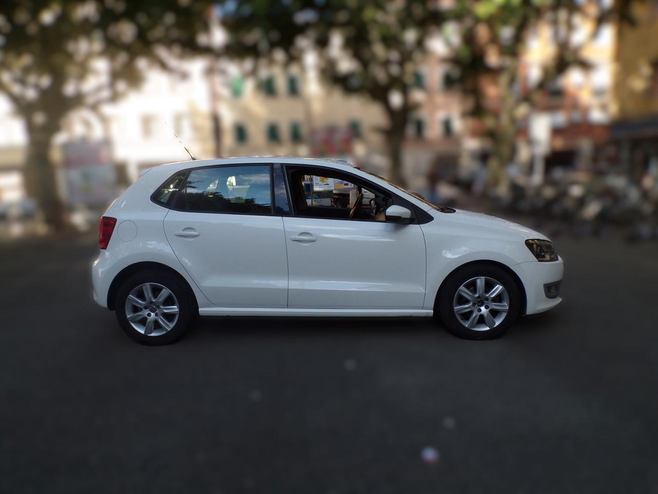AUTO VOLKSWAGEN POLO 5P COMFORTLINE BI-FUEL DEL 2010 CON 227.500 KM