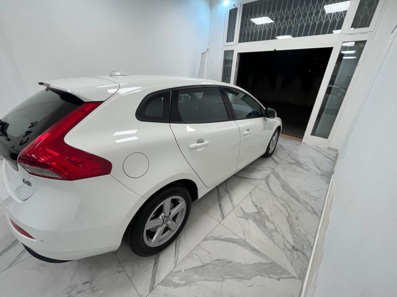Volvo V40 D2 1.6 Momentum Unipro 2015