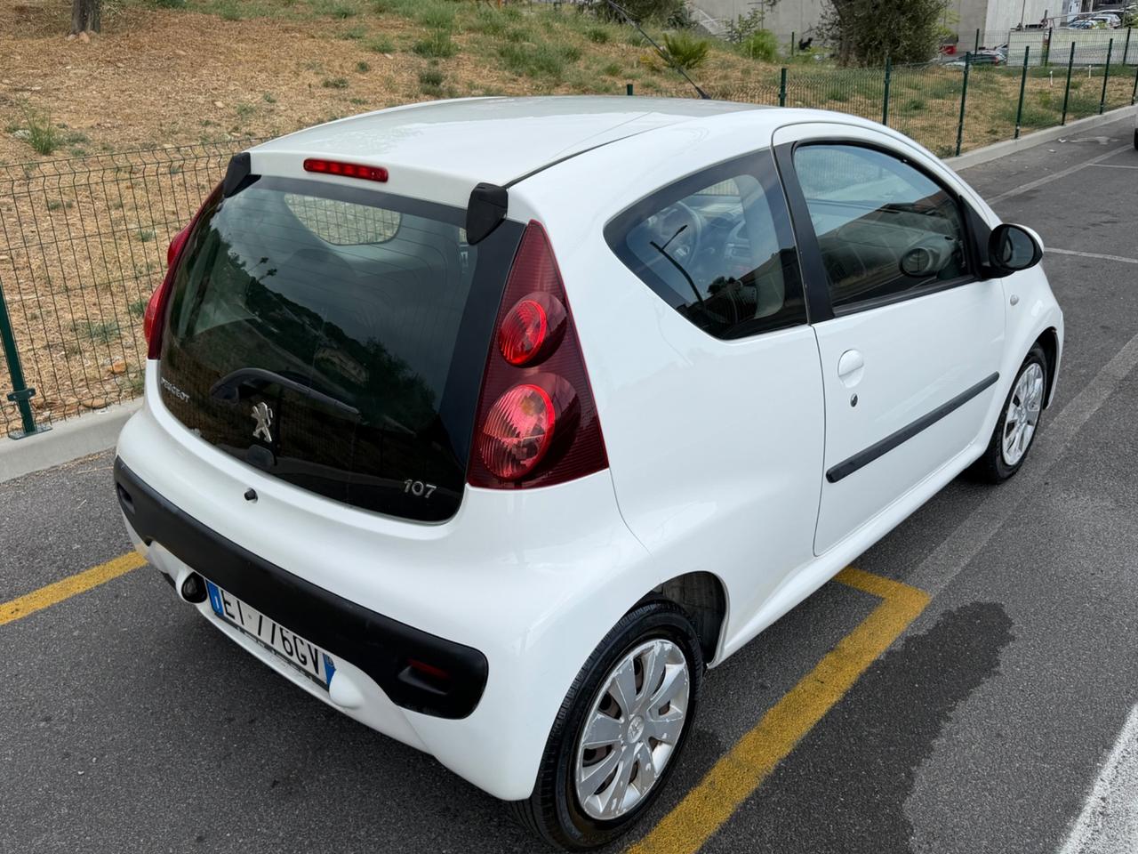 Peugeot 107 CON CAMBIO AUTOMATICO NEOPATENTATI