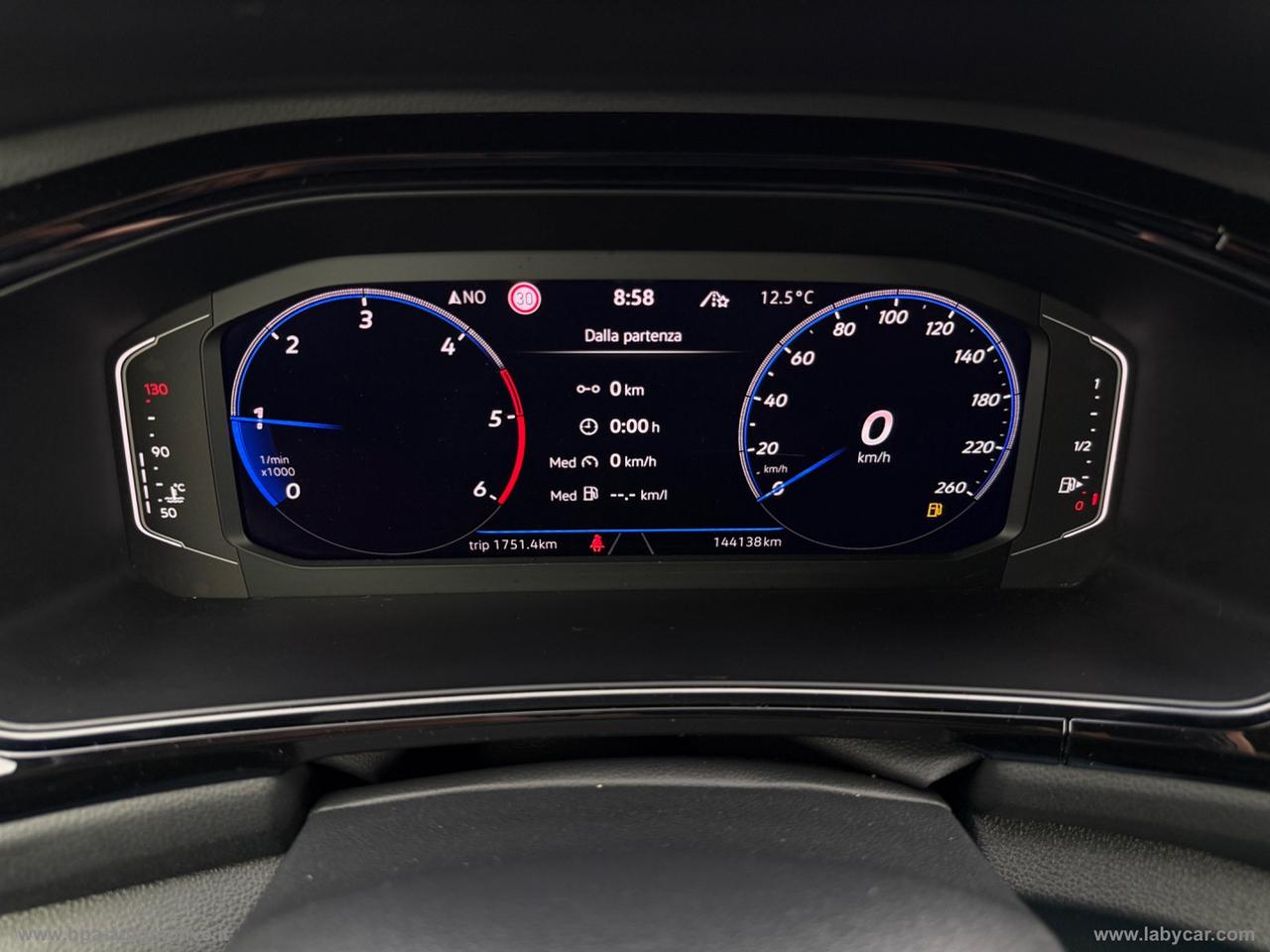 VOLKSWAGEN T-Roc 2.0TDI R-LINE NAVI LED PELLE MATRIX