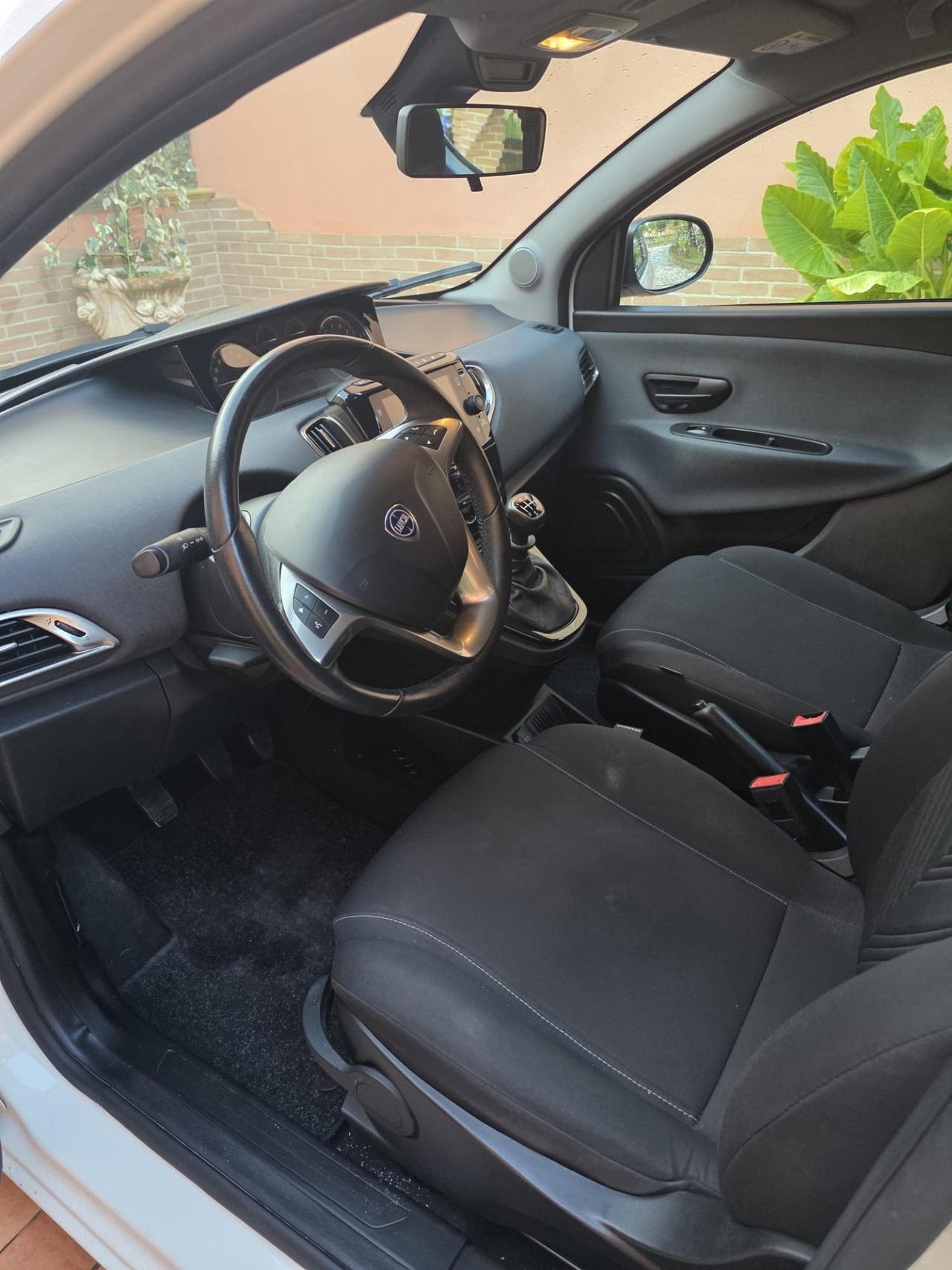 Lancia Ypsilon 1.0 FireFly 5 porte S&S Hybrid Ecochic Gold