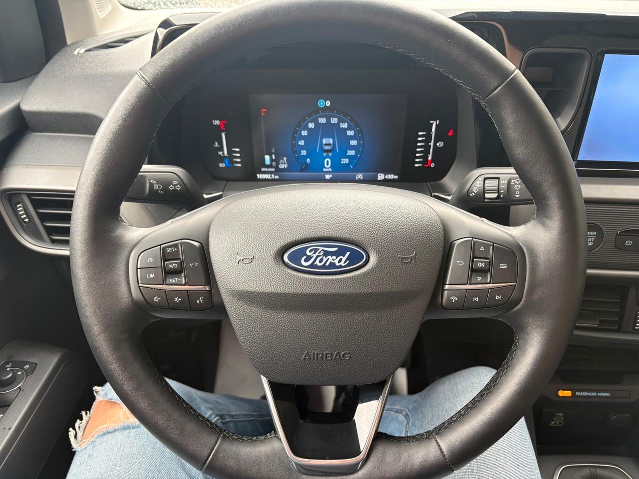 Ford Tourneo Courier 1.0 EcoBoost Titanium