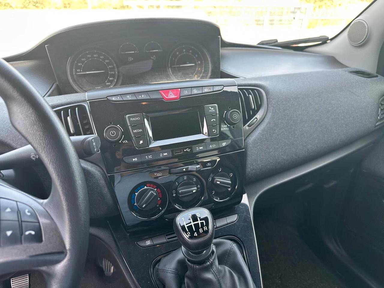 Lancia Ypsilon 1.0 FireFly 5 porte S&S Hybrid Silver