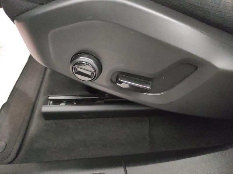 VOLVO XC60 (2017-->) - XC60 B4 Geartronic Momentum