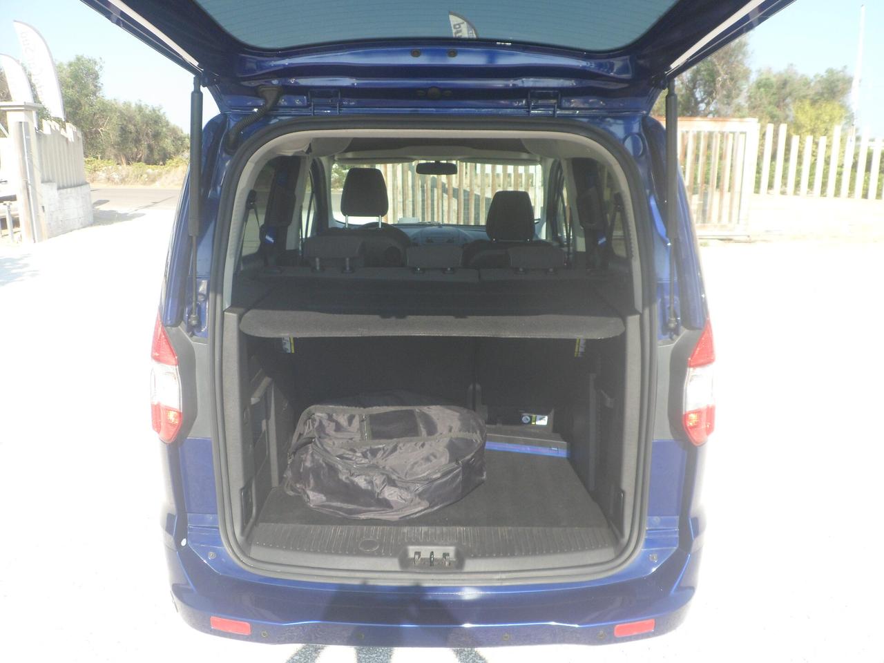 Ford Tourneo Courier 5 posti autovettura