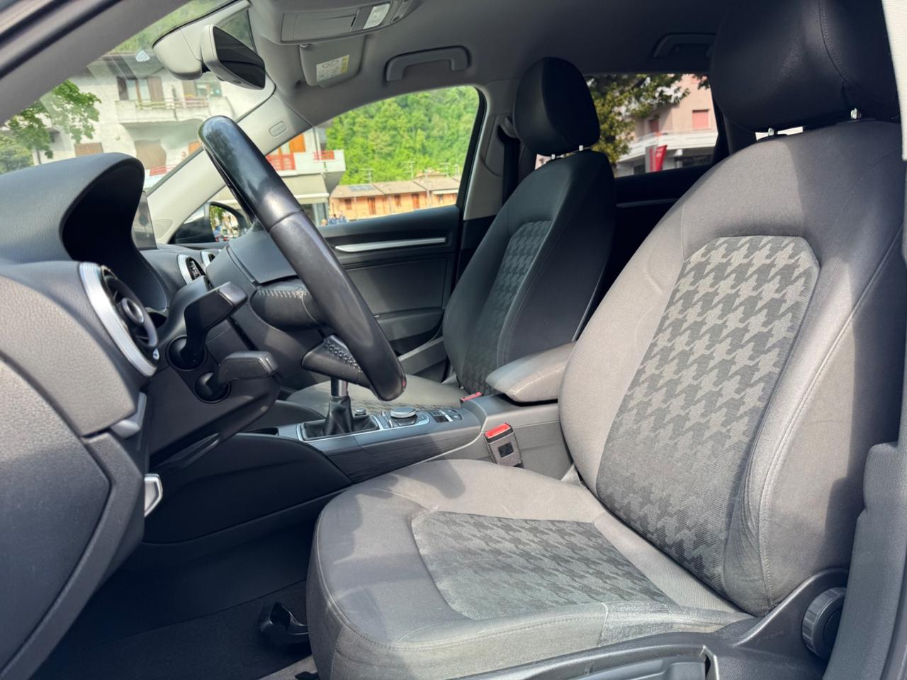 Audi A3 SPB 1.6 TDI Sport - SENSORI PER IL PARCHEGGIO - VETRI OSCURATI