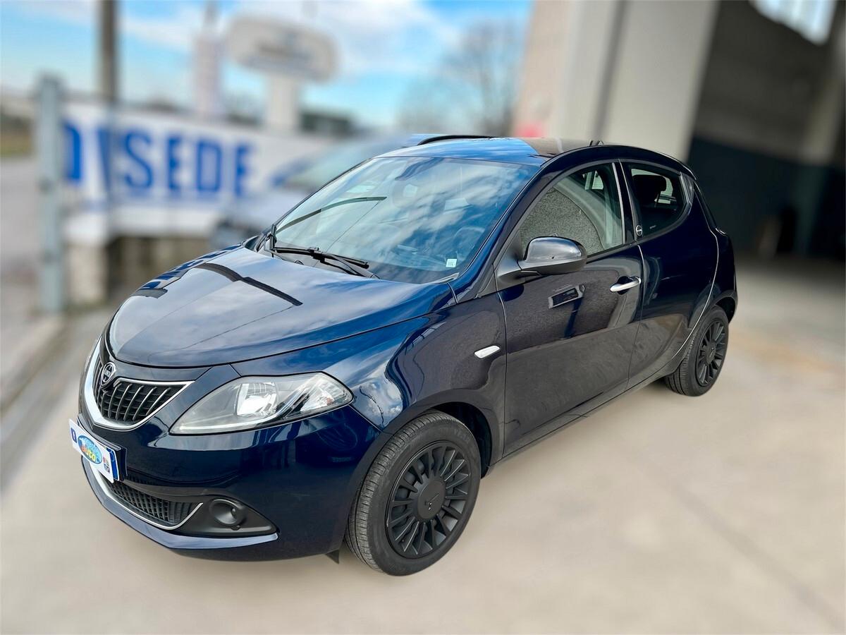 Lancia Ypsilon 1.0 FireFly 5 porte S&S Hybrid Ecochic Silver anche NEOPATENTATI