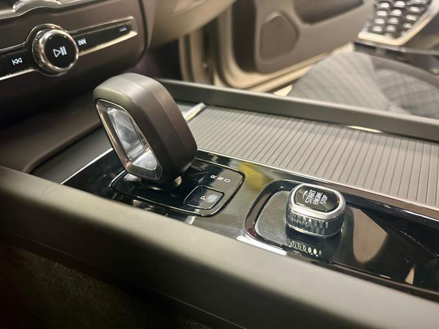 VOLVO XC60 B4 automatico FULL LED NAVI APPLE CAR 30.000 KM