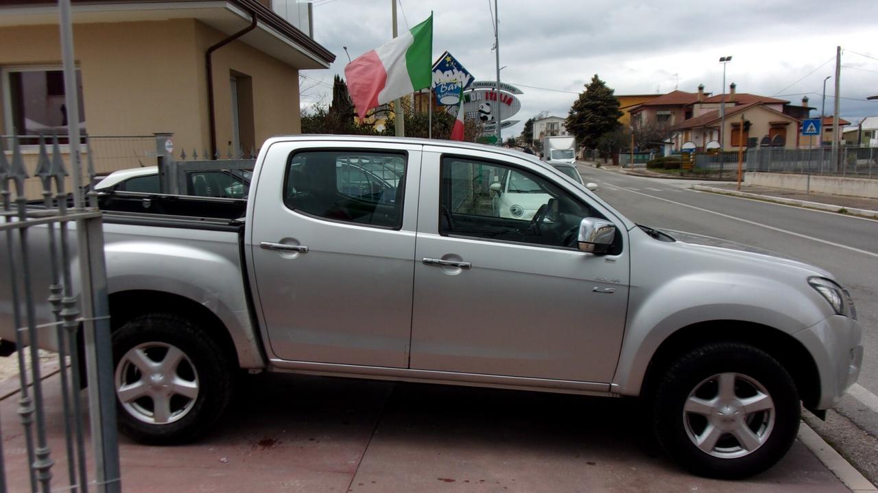 Isuzu D-Max 2.5 Space Cab Solar A/T 4WD