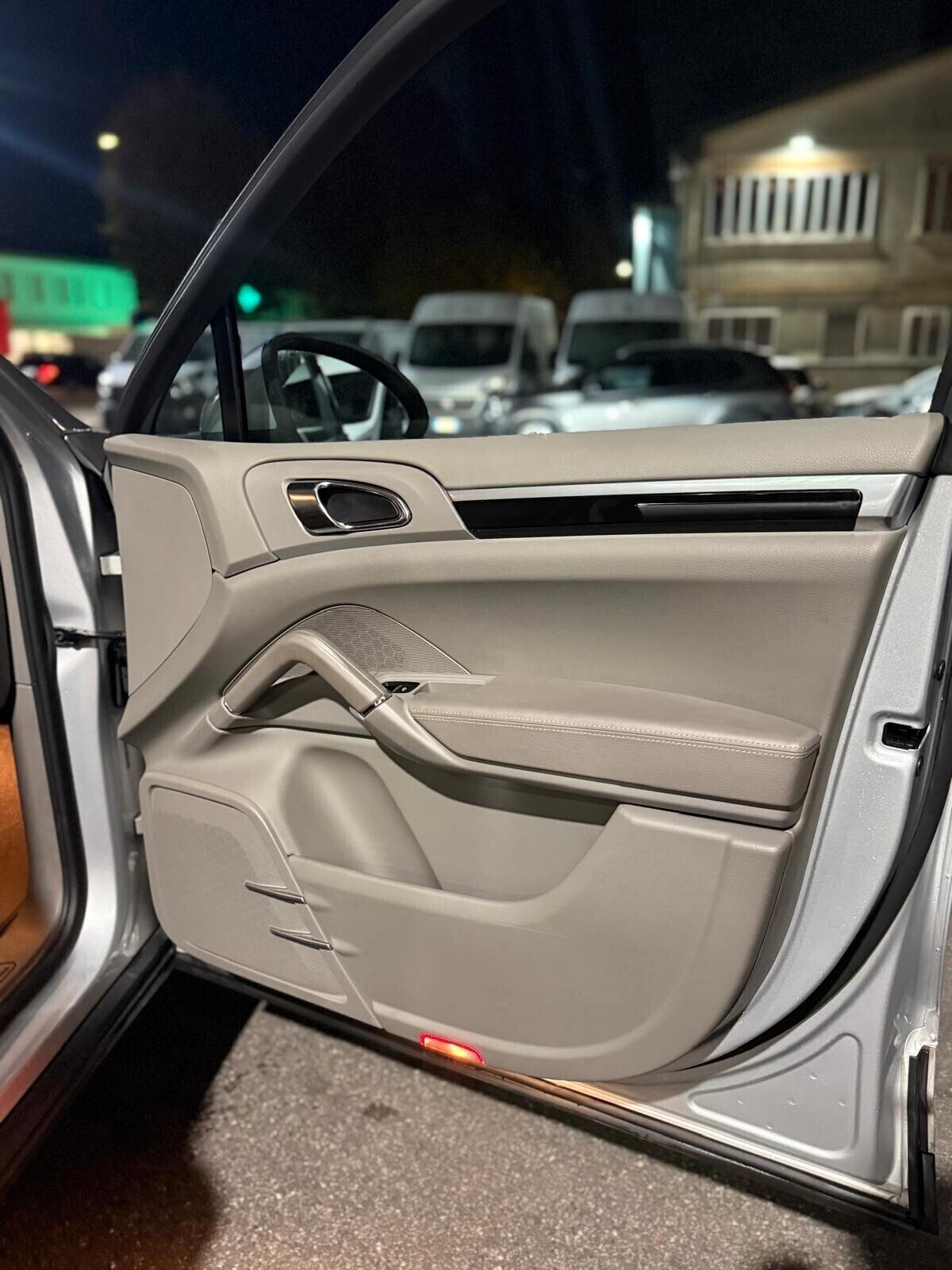 Porsche Cayenne 3.0 Diesel tiptronic 173000km