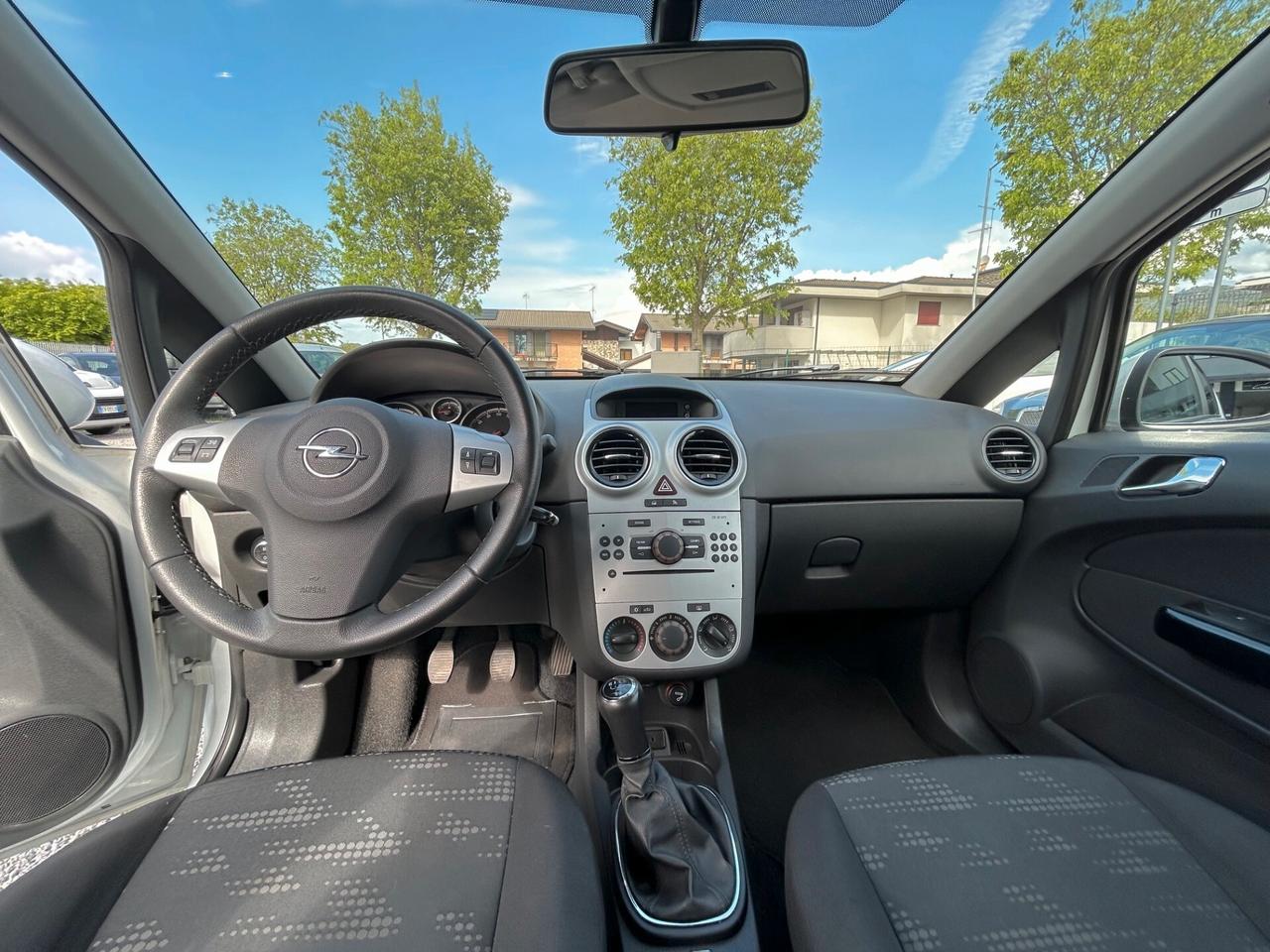 Opel Corsa 1.2 5 porte Cosmo - NEOPATENTATI