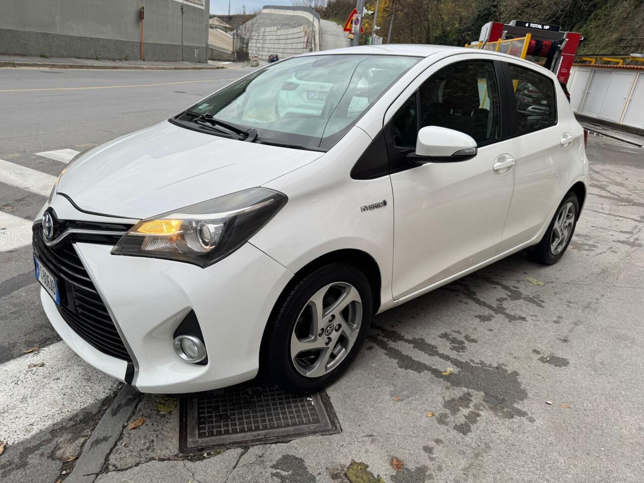 TOYOYA YARIS 1.5 HYBRID NEOPATENTATI AUTOMATICO