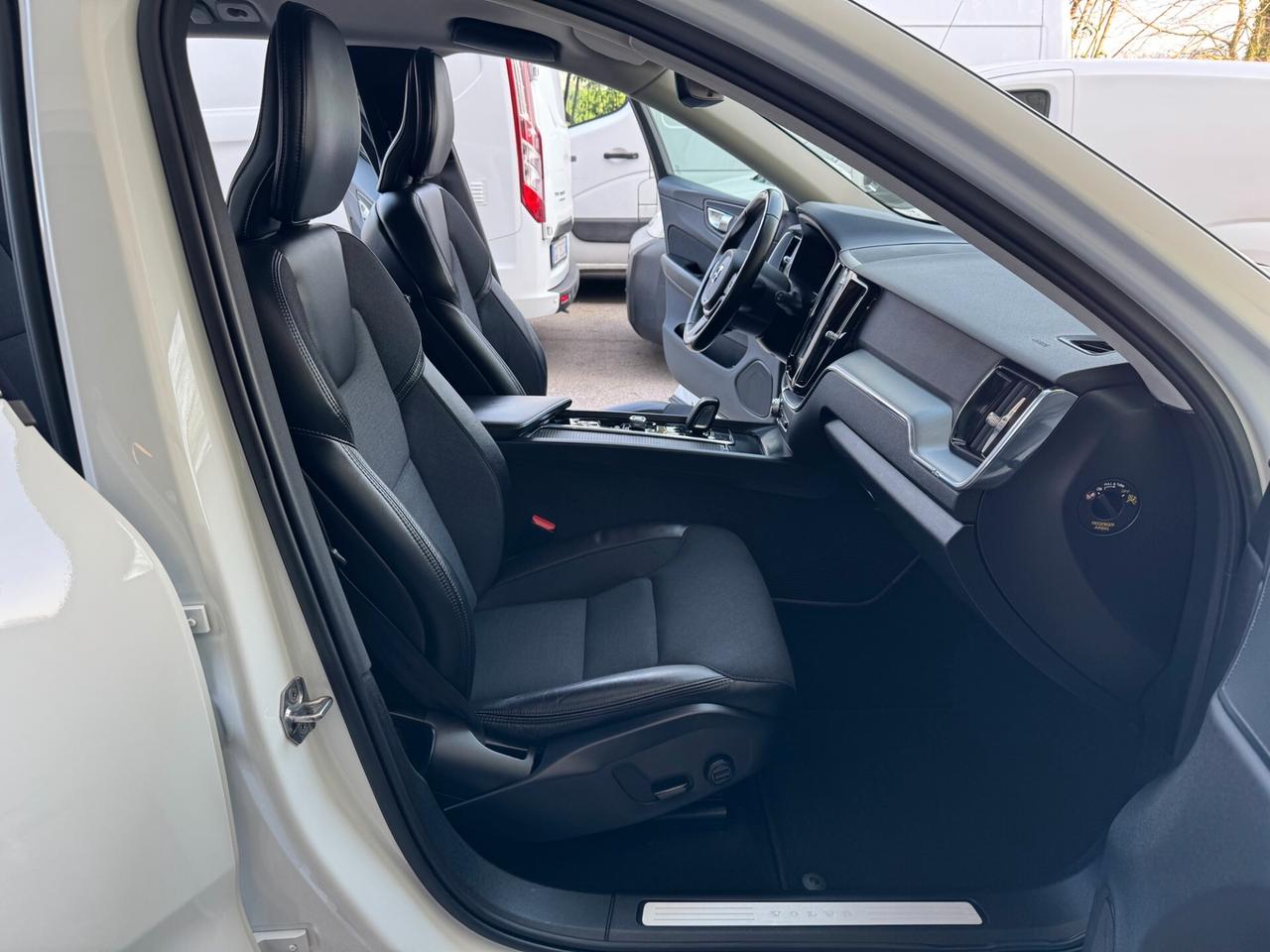 Volvo XC60 2.0 b4 MomentumPro AWD GEARTRONIC PROMO