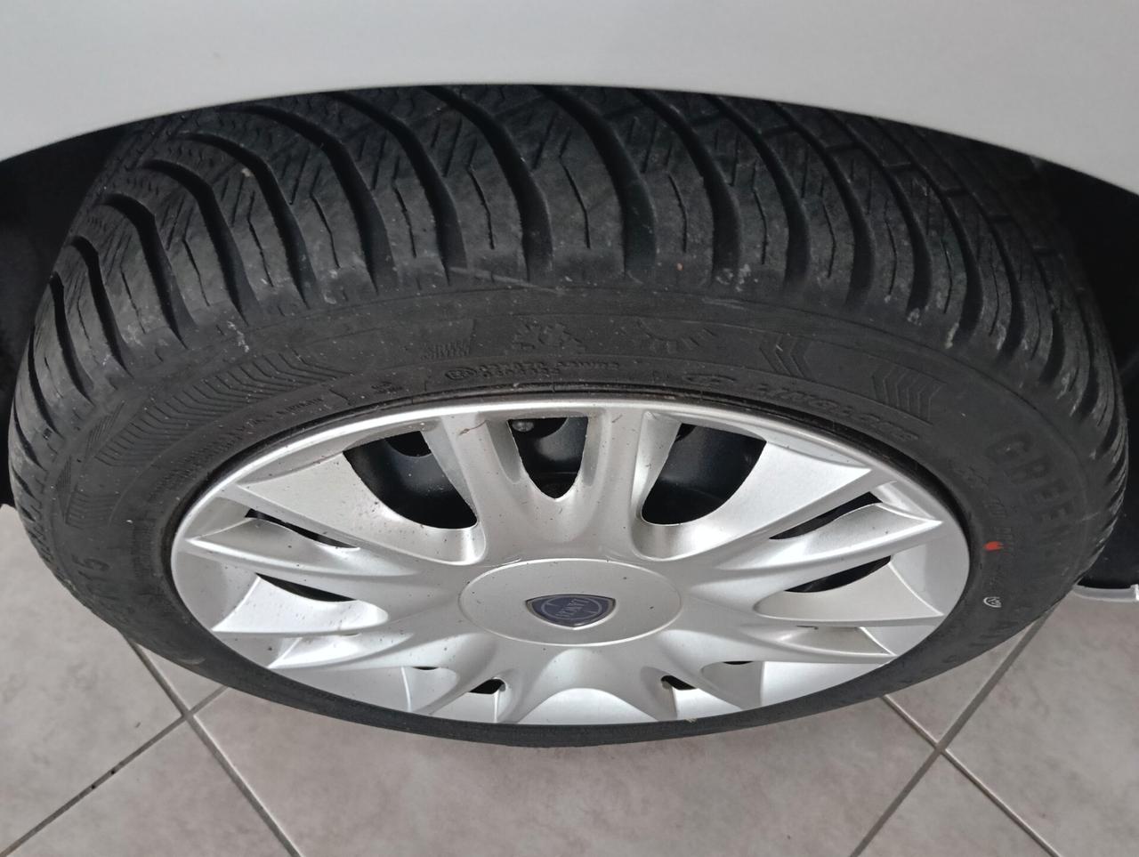 Lancia Ypsilon 1.2 69 CV 5 porte S&S Silver