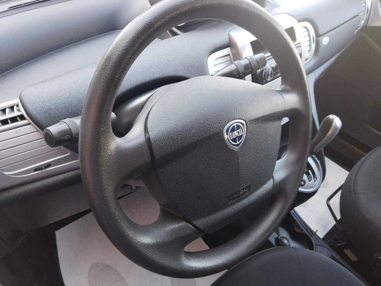 Lancia Ypsilon 1.3 MJT 75 CV Versus