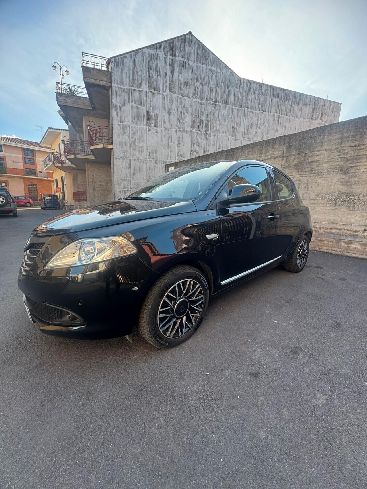 Lancia Ypsilon 1.3 MJT 16V 95 CV 5 porte S&S S Momodesign