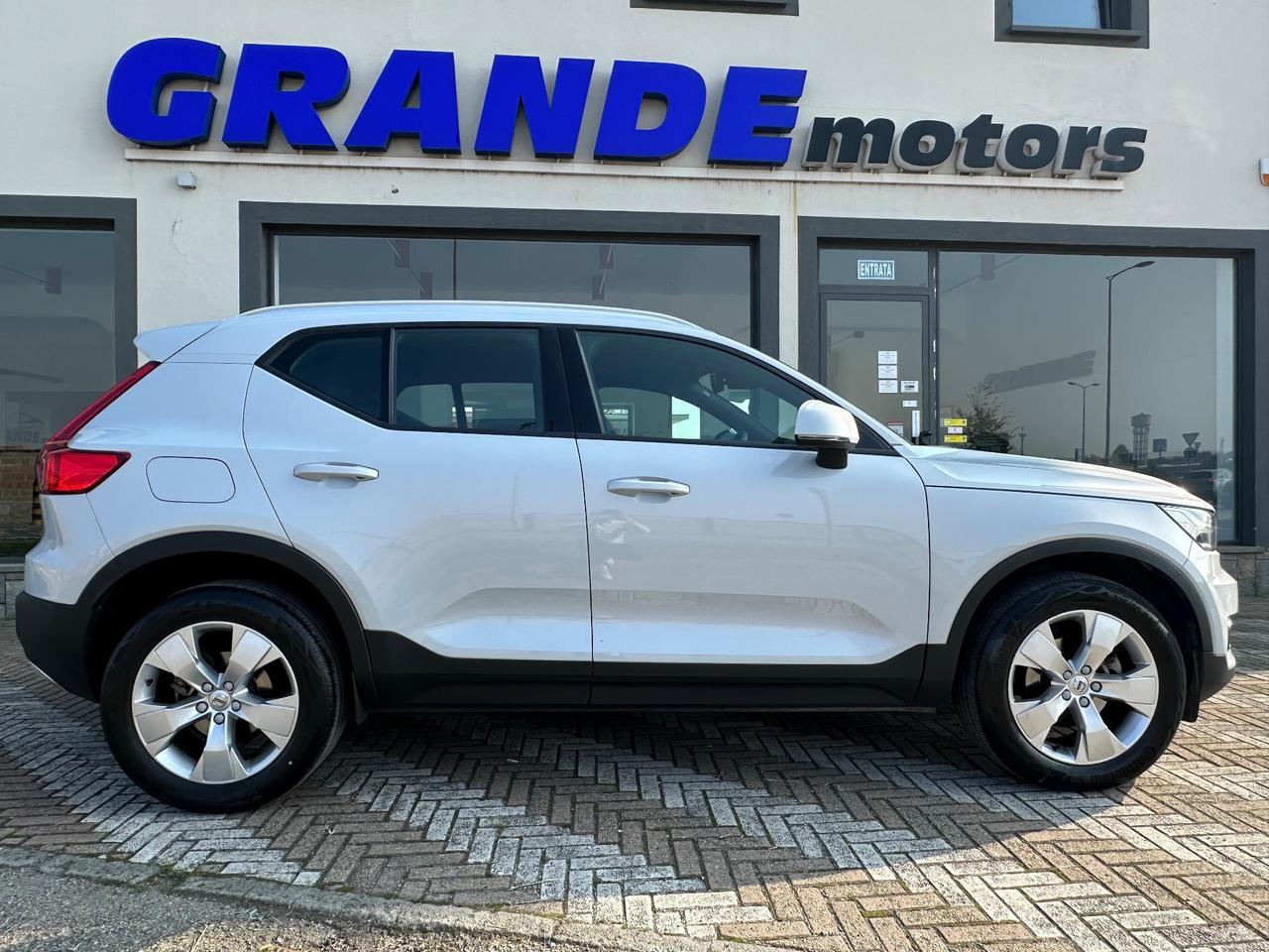 Volvo XC40 T2 Momentum Pro Harman/Kardon