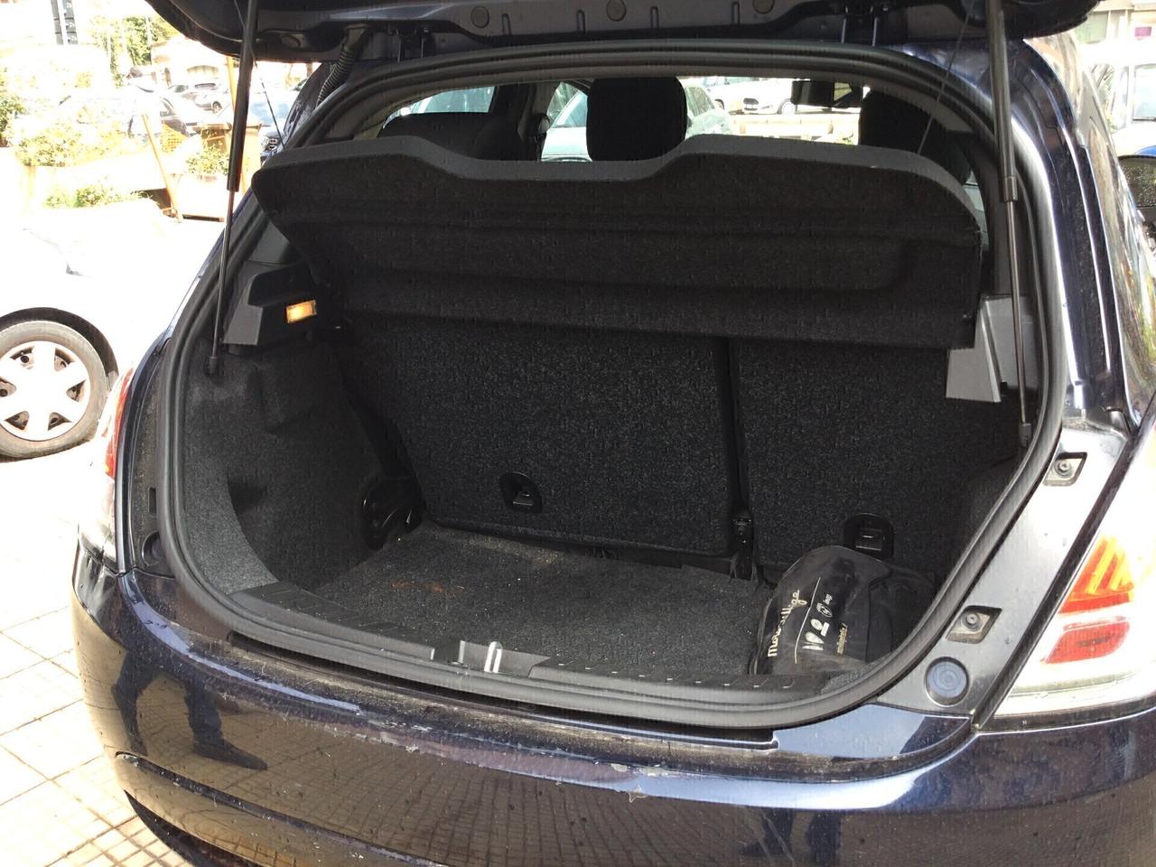 Lancia Ypsilon 1.2 69 CV 5 porte Silver