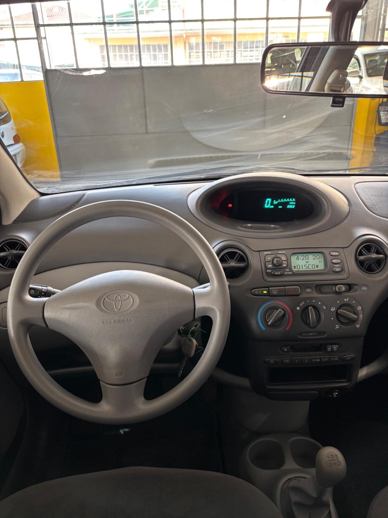 Toyota Yaris 1.0i 16V SOLO 9 MILA KM!!!