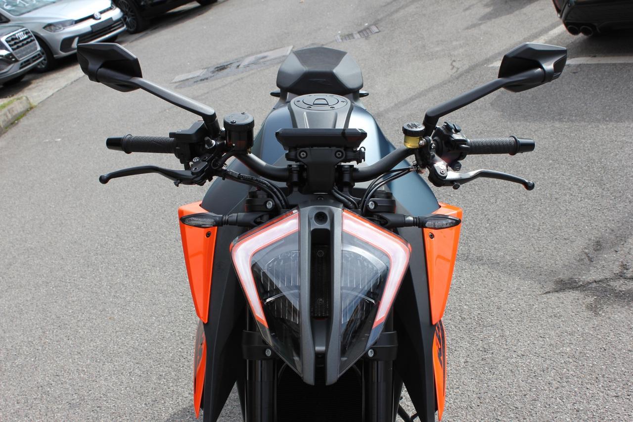 KTM 1290 SUPER DUKE R PARI AL NUOVO TERMINALE AKRAPOVIC