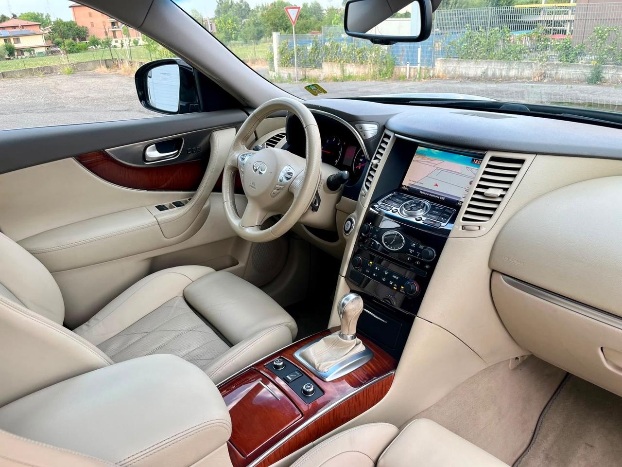 Infiniti FX FX30d S Premium 3.0d 2011 142.000km perfetta