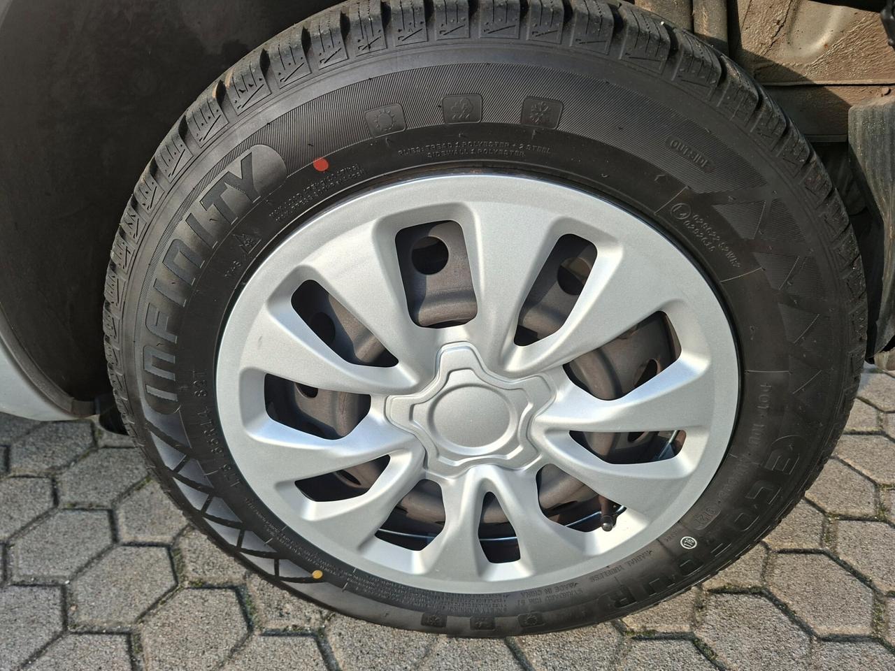 Toyota Yaris 1.3 Sol *EURO 4*