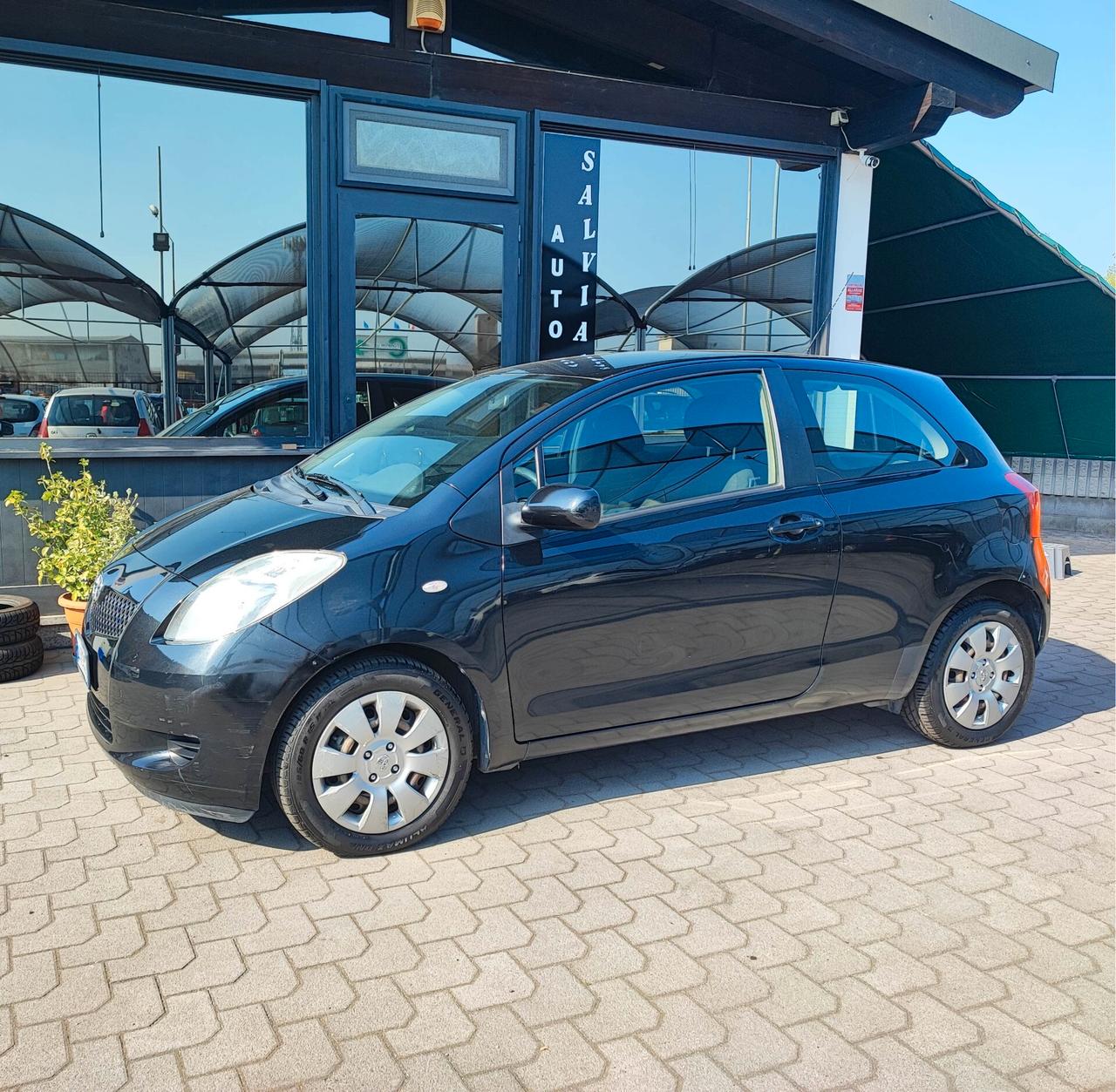 Toyota Yaris 1.0 uni-pro