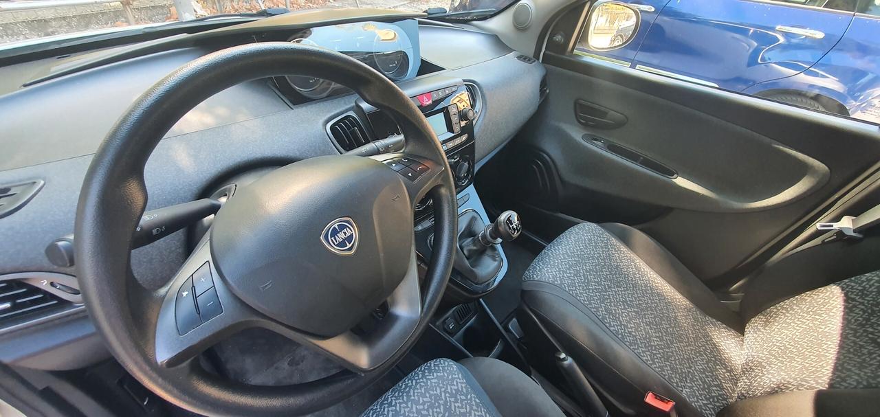Lancia Ypsilon 1.0 FireFly 5 porte S&S Hybrid Ecochic Silver