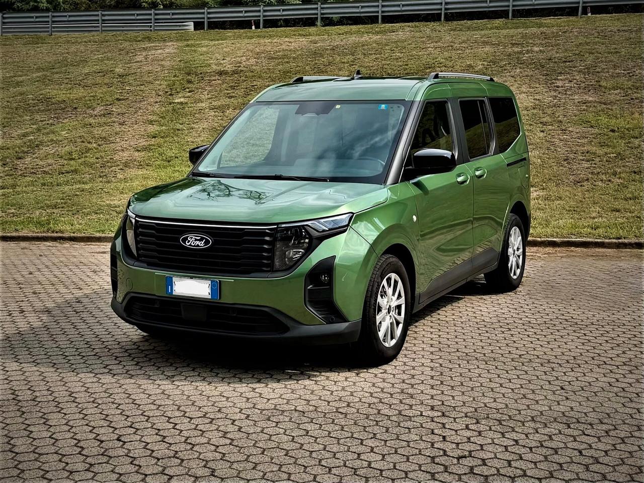 Ford Tourneo Courier 1.0 EcoBoost Titanium
