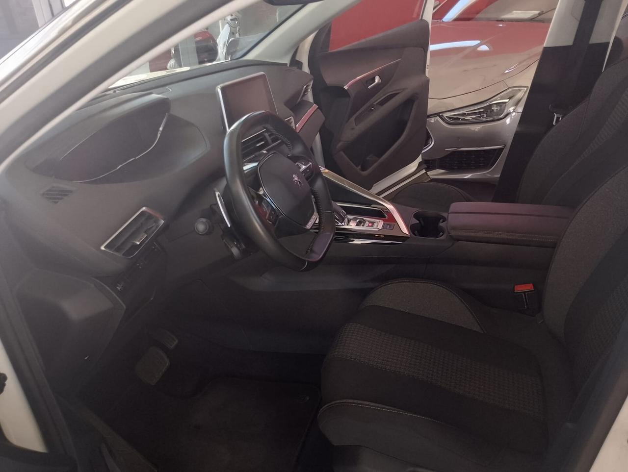 Peugeot 3008 PEUGEOT 3008 5P SUV BLUEHDI 130 EAT8 SeS BUSINESS AUTOMATICA