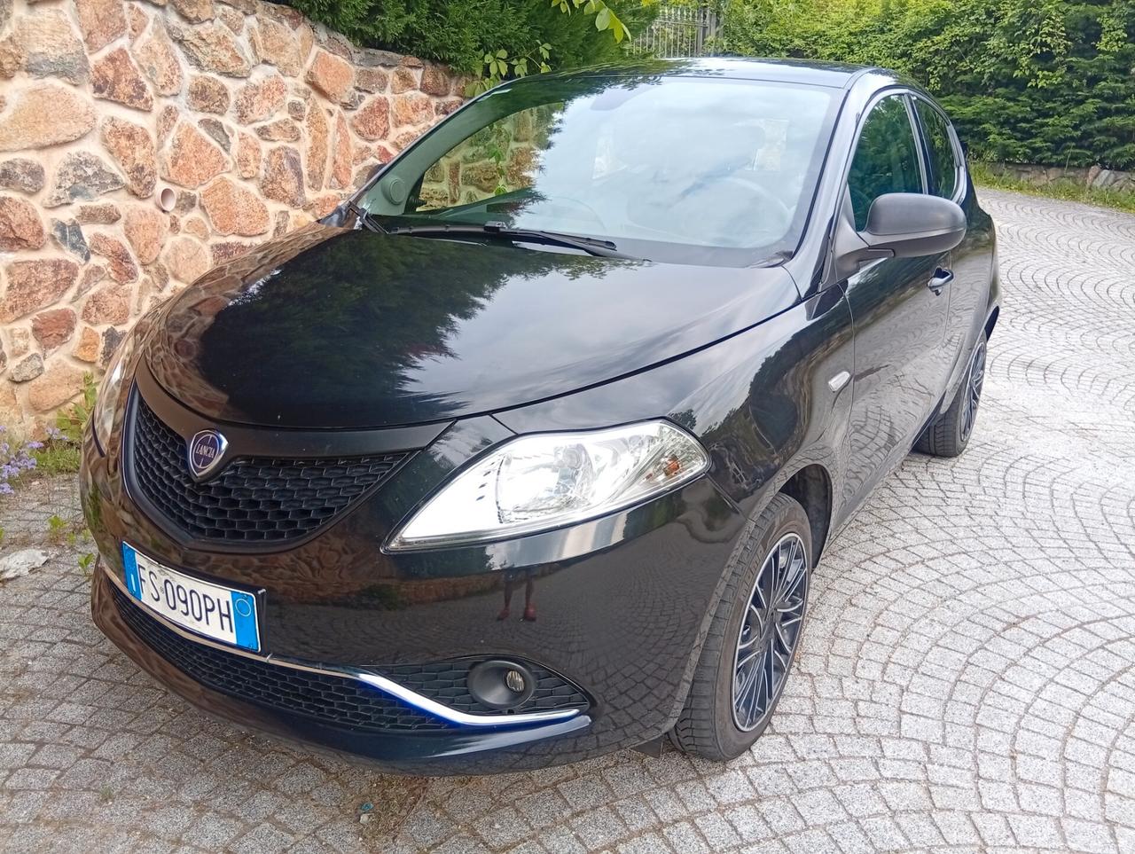 Lancia Ypsilon 1.2 69 CV 5 porte GPL Ecochic Black and Noir
