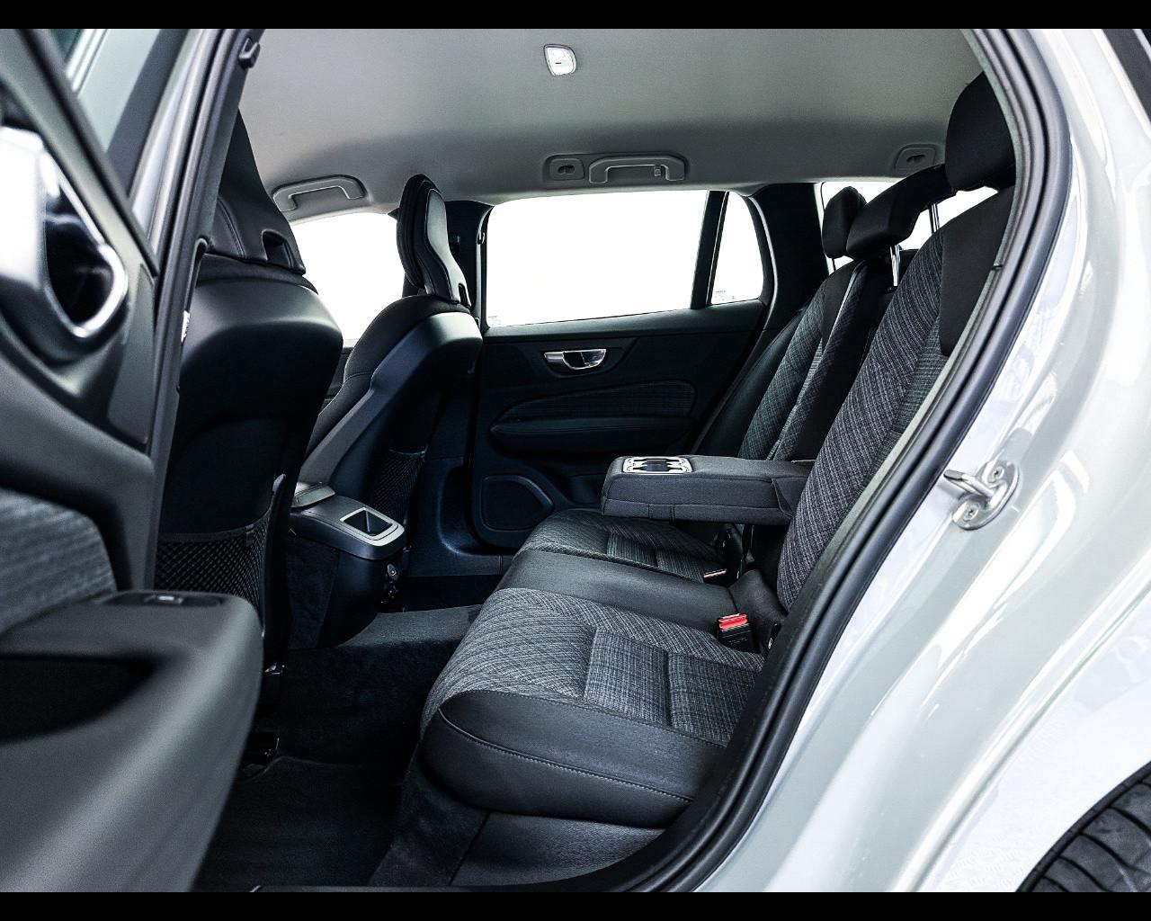 VOLVO V60 B4 (d) automatico Essential