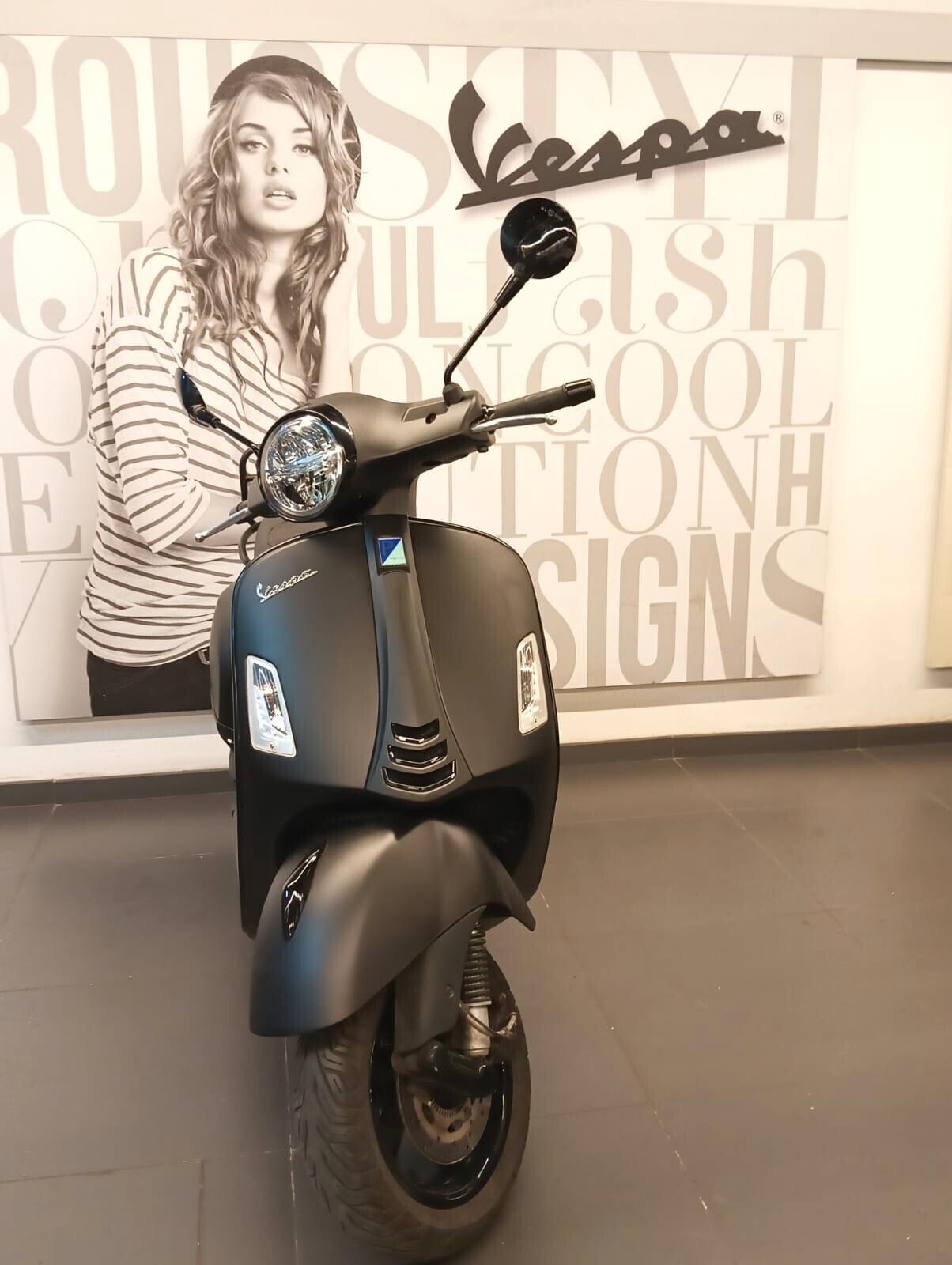 Piaggio Vespa 300 GTS hpe Notte