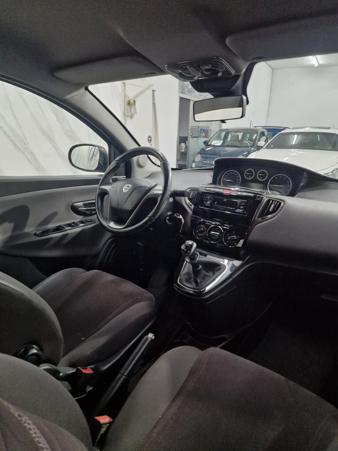 Lancia Ypsilon 1.2 69 CV 5 porte S&S Black&Red