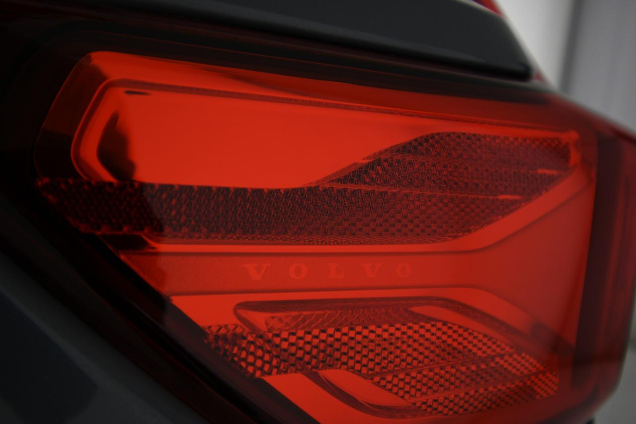 VOLVO XC40 2.0 d4 Momentum awd geartronic PELLE+LED+C19"