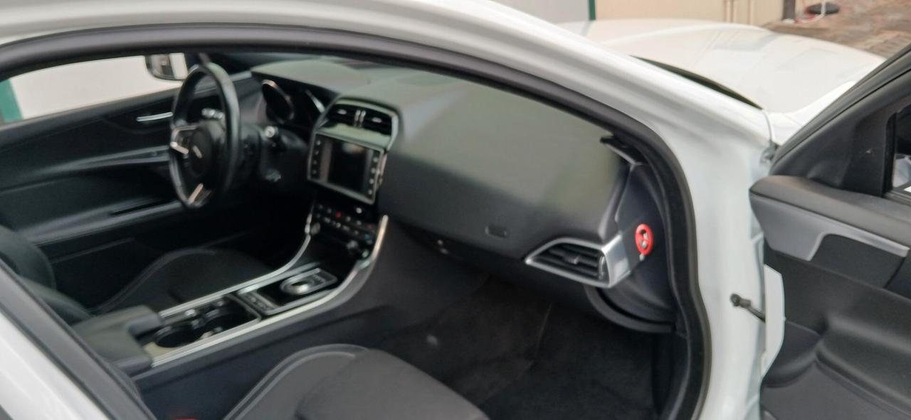 Jaguar XE 2.0 D 180 CV 4x4 AWD aut. R-Sport