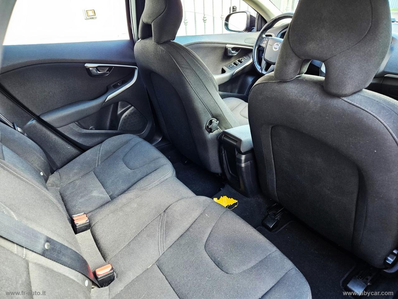 VOLVO V40 D2 R-design Momentum