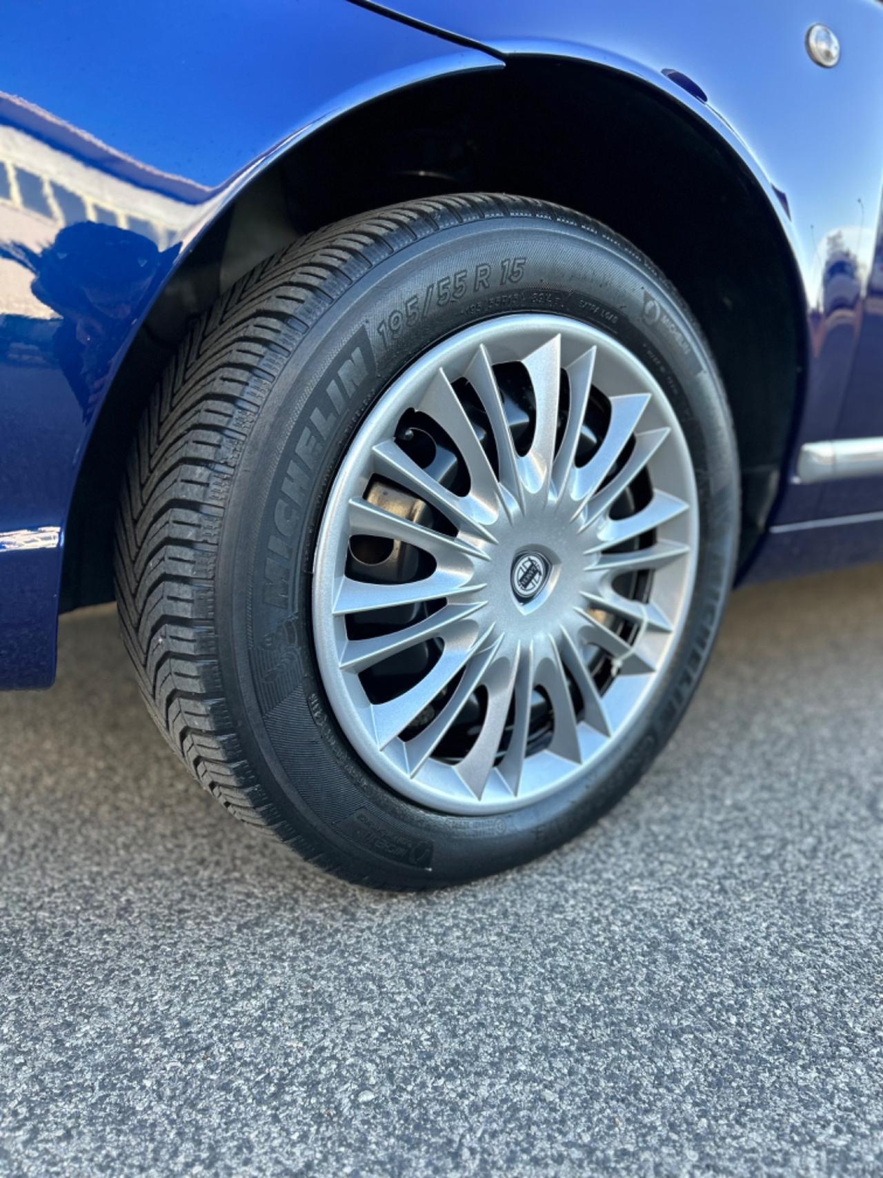 Lancia Ypsilon 1.2 Argento B-Color