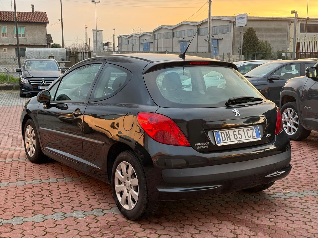 Peugeot 207 1.4 HDi 70CV - NEOPATENTATI