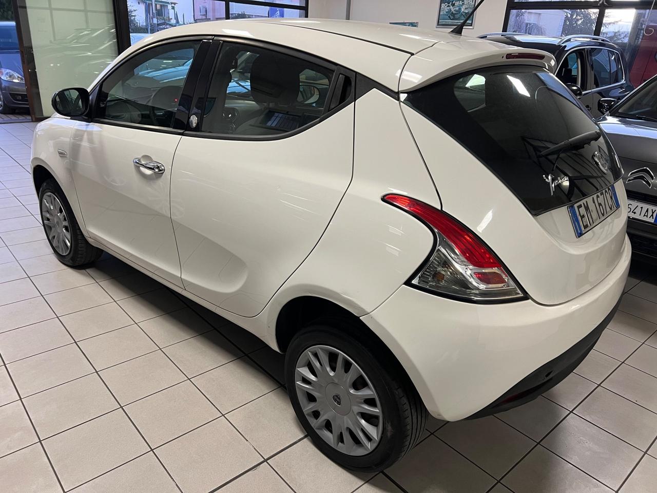 Lancia Ypsilon 0.9 TwinAir 85 CV 5 porte Metano Ecochic Silver