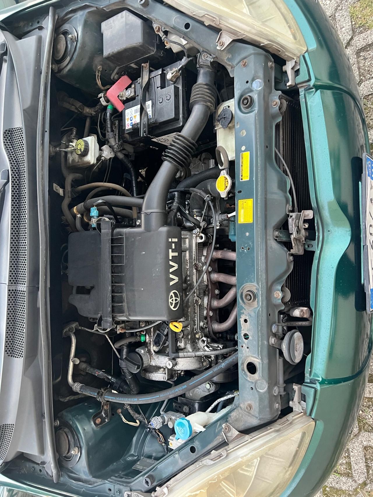 Toyota Yaris 1.0i 16V cat 5 porte Sol