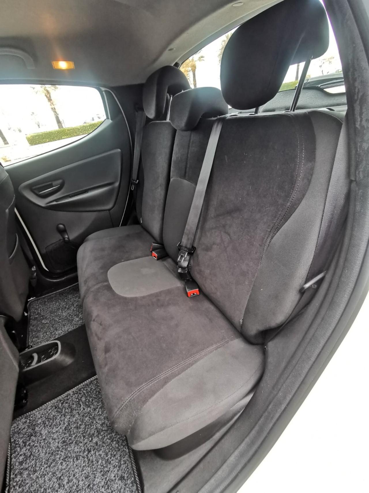 Lancia Ypsilon 1.2 69 CV 5P. Silver 2013